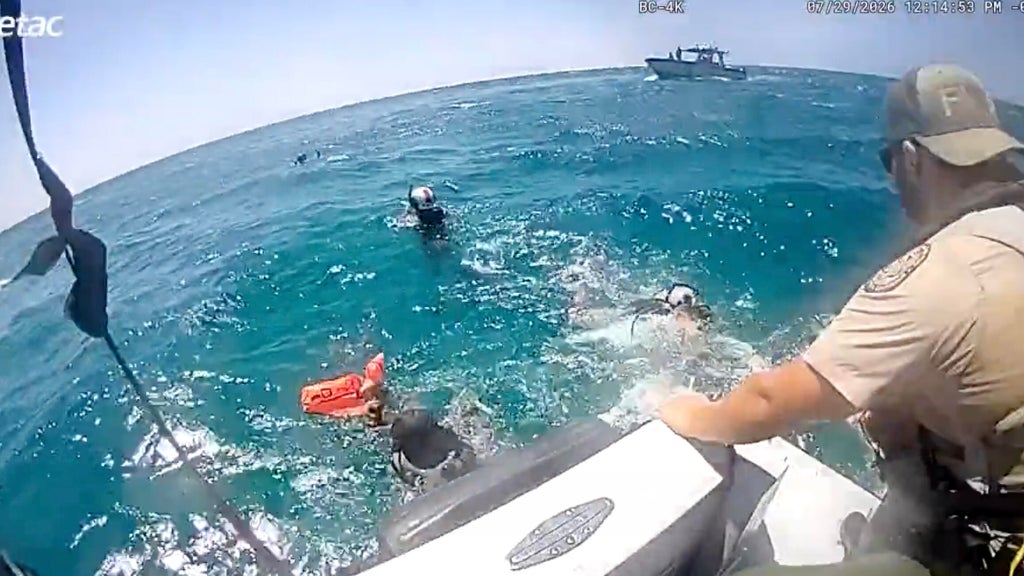 Video shows rescue of missing divers in Florida Keys after getting separated from boat — CBS Miami, Boca Raton Government news