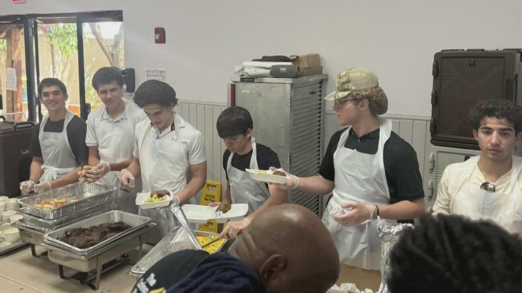 Nonprofit created by South Florida high school students goes far beyond helping those in need — CBS Miami, Boca Raton Schools news