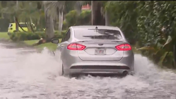 Heavy rain leaves flooded streets, hazardous driving conditions in Broward County — CBS Miami, Boca Raton Community news