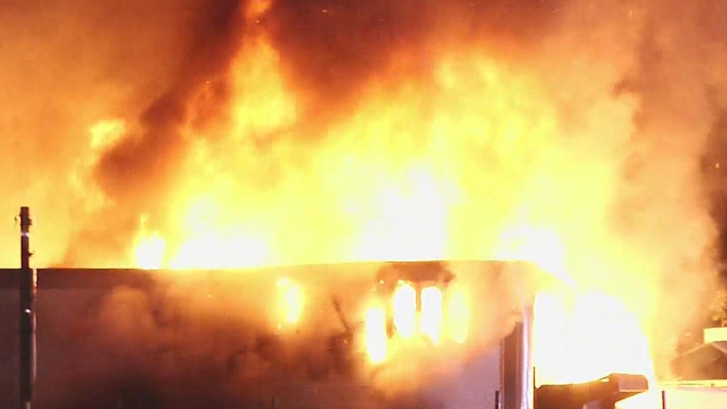 Video shows intense fire that broke out at mobile home in West Little River — CBS Miami, Boca Raton Community news