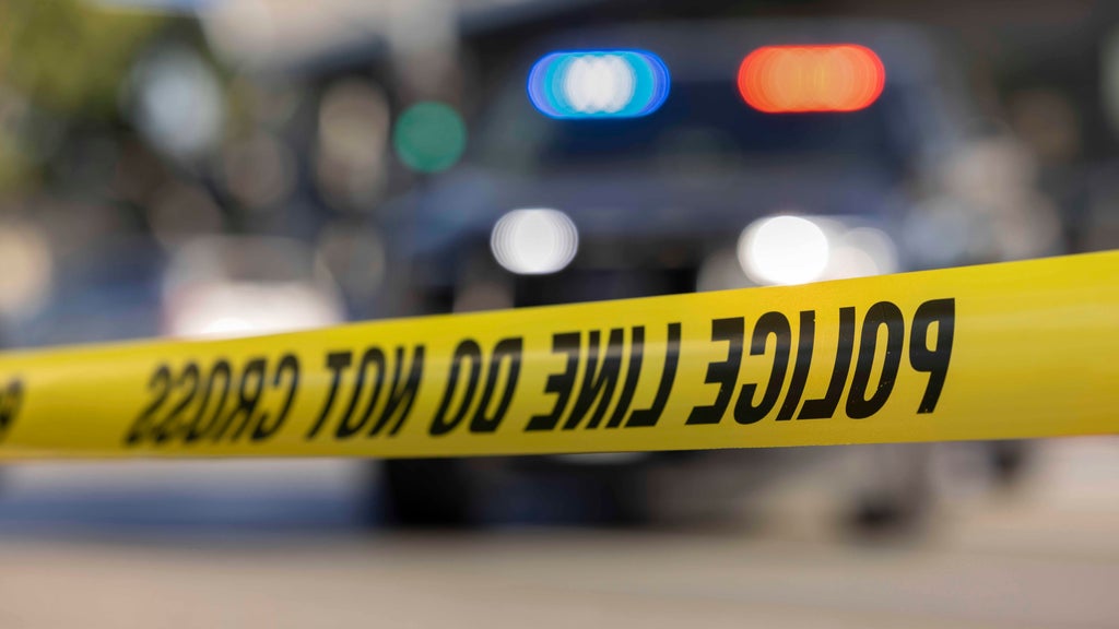 Deputies respond to reports of a person shot in southwest Miami-Dade neighborhood — CBS Miami, Boca Raton Health news