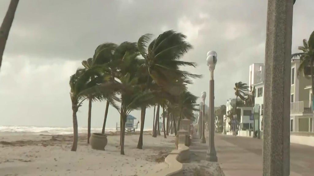 Strong wind, king tides send water surging inland leading to coastal flooding across South Florida — CBS Miami, Boca Raton Business news