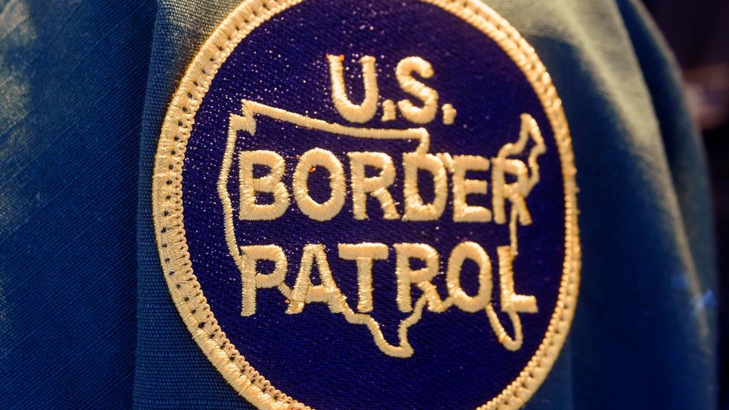 Border Patrol agents spotted at Florida early voting site were trying to cast ballots, election official says — CBS Miami, Boca Raton Sports news