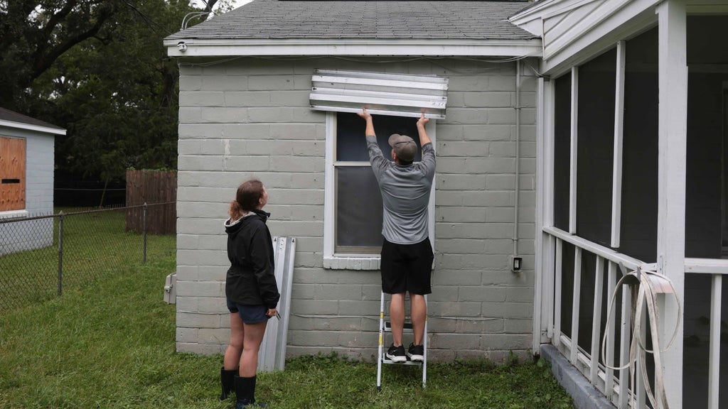 Dangerous Hurricane Isaias has Florida residents scrambling to prepare, evacuate ahead of storm's onslaught — CBS Miami, Boca Raton Business news