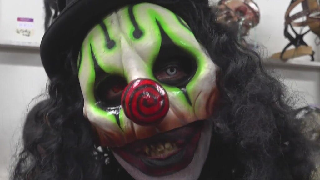 South Florida scare actor sells ice by day, haunts by night — CBS Miami, Boca Raton Sports news