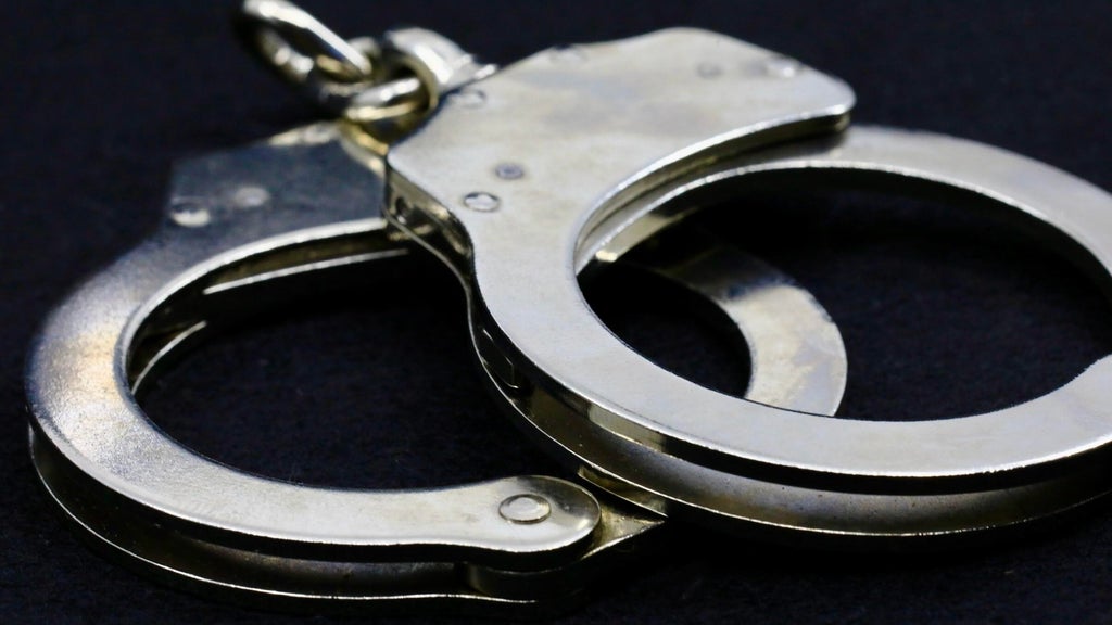 Miami-Dade father arrested, accused of starving and locking up his two children, deputies say — CBS Miami, Boca Raton Real Estate news