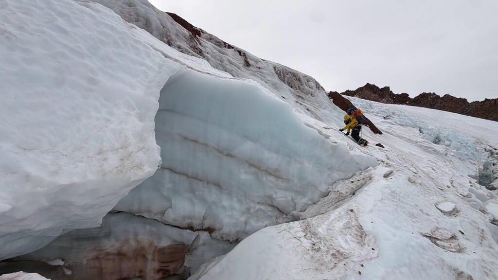 Florida man injured climbing California's Mount Shasta rescued after 2 nights in freezing temps — CBS Miami, Boca Raton Health news