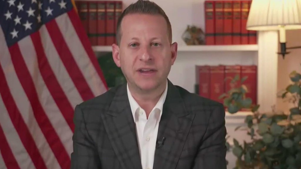 Man arrested in Palm Beach County for threatening voicemail against Rep. Jared Moskowitz — CBS Miami, Boca Raton Community news