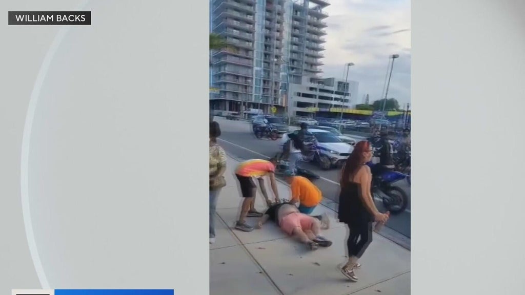 Police search for attackers in brutal beating of 2 men in front of Hollywood pub — CBS Miami, Boca Raton Community news