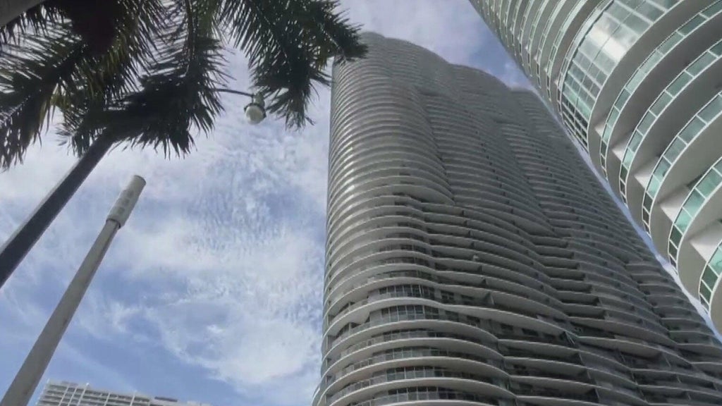 Miami high-rise balcony fire displaces man, dogs — CBS Miami, Boca Raton Health news