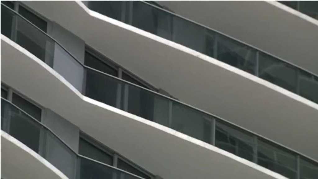 9th floor balcony fire at Miami high-rise forces man and his 2 dogs to flee building early in the morning — CBS Miami, Boca Raton Community news