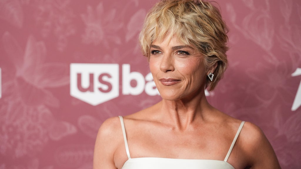 Actress Selma Blair arrested after allegedly biting flight attendant, being restrained on flight from LAX to JFK, source says — CBS Miami, Boca Raton Health news
