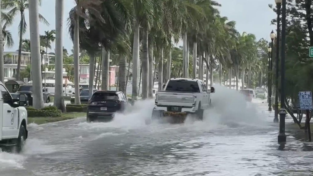 Drivers stranded, roads flooded as king tides send water rushing inland in Fort Lauderdale — CBS Miami, Boca Raton Community news