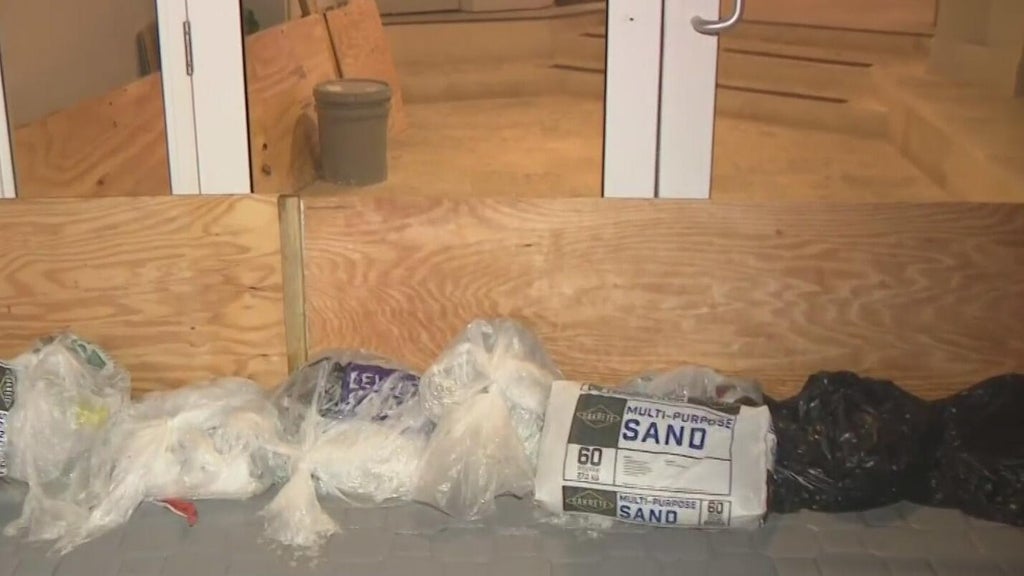 South Florida king tides have businesses preparing for more flooding Monday — CBS Miami, Boca Raton Business news