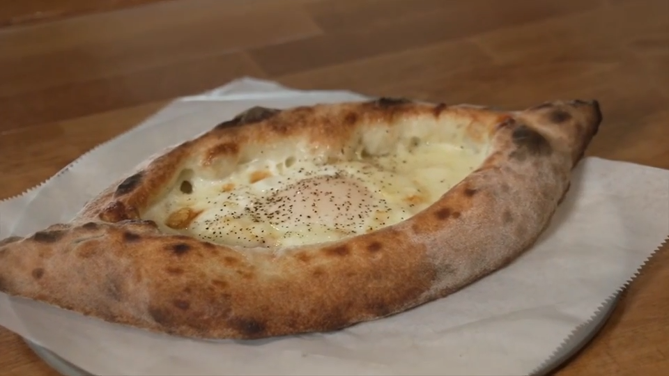 Bella Roma Italian Restaurant in Broward introduces a unique boat-shaped pizza — WSVN Entertainment